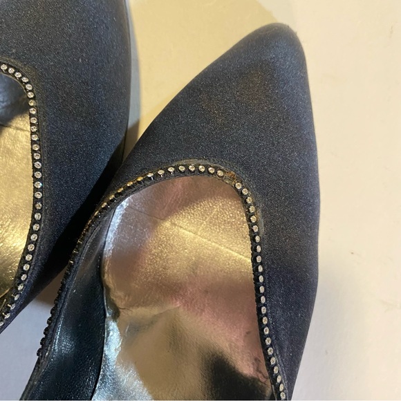 Stuart Weitzman for Martinique SZ 9 1/2 GUC black satin pumps,see pic has flaw - Picture 10 of 10